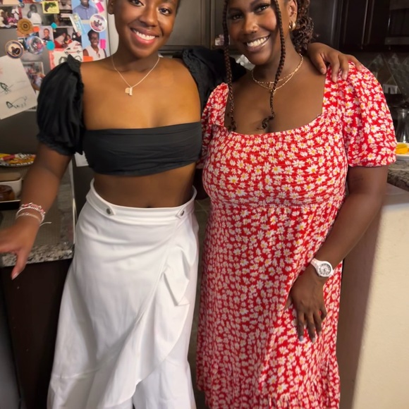 MEET YOUR POSHER - Picture 7 of 9